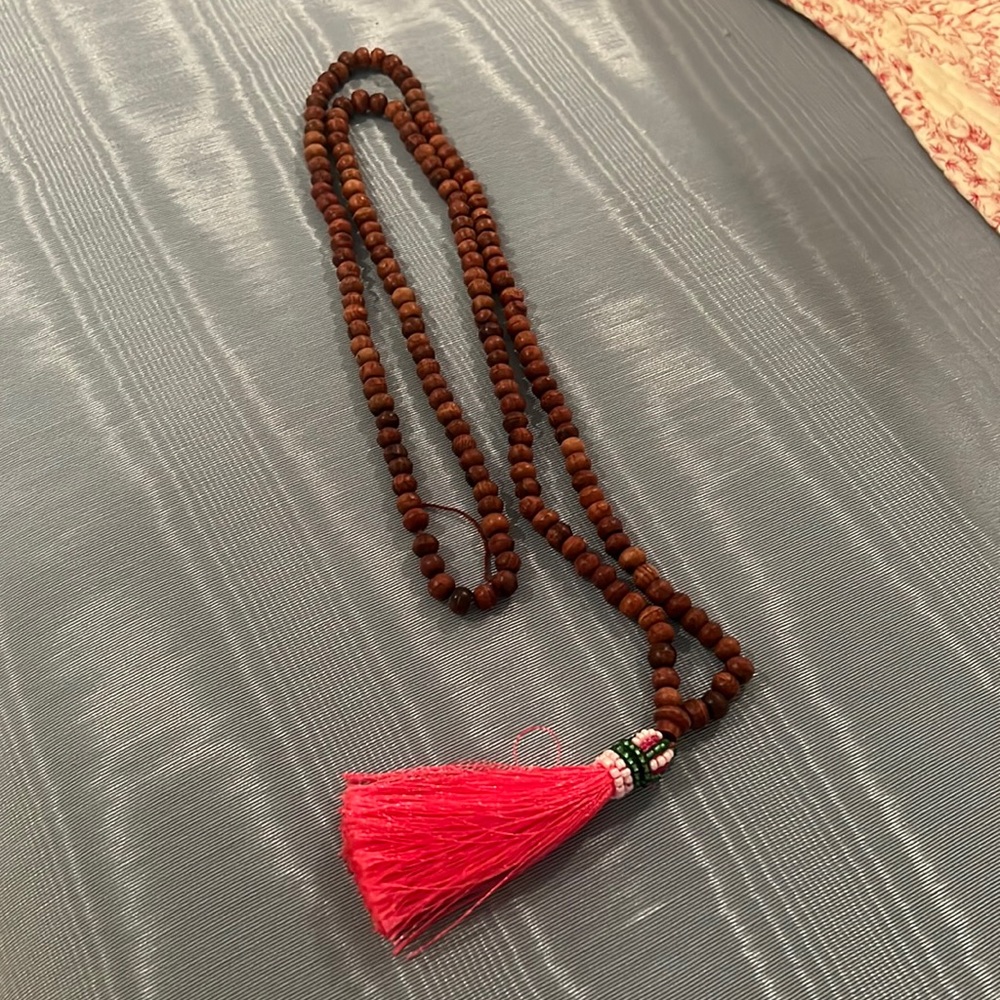 WOODEN BEAD NECKLACE WITH TASSEL